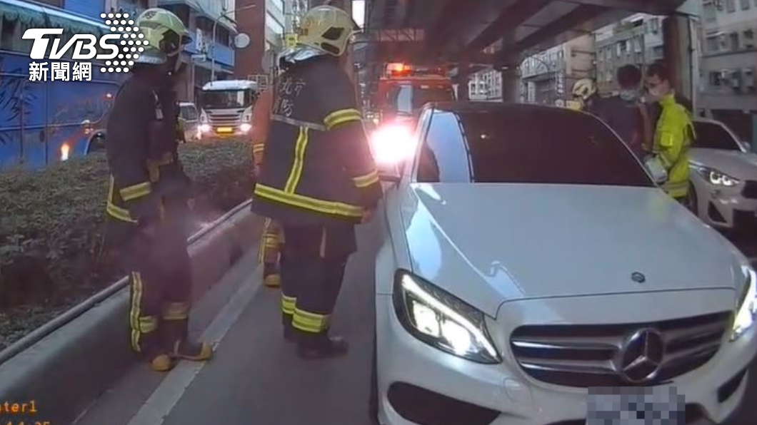 熱心民眾發現駕駛叫不醒,打電話通知警消到場。(圖/TVBS)