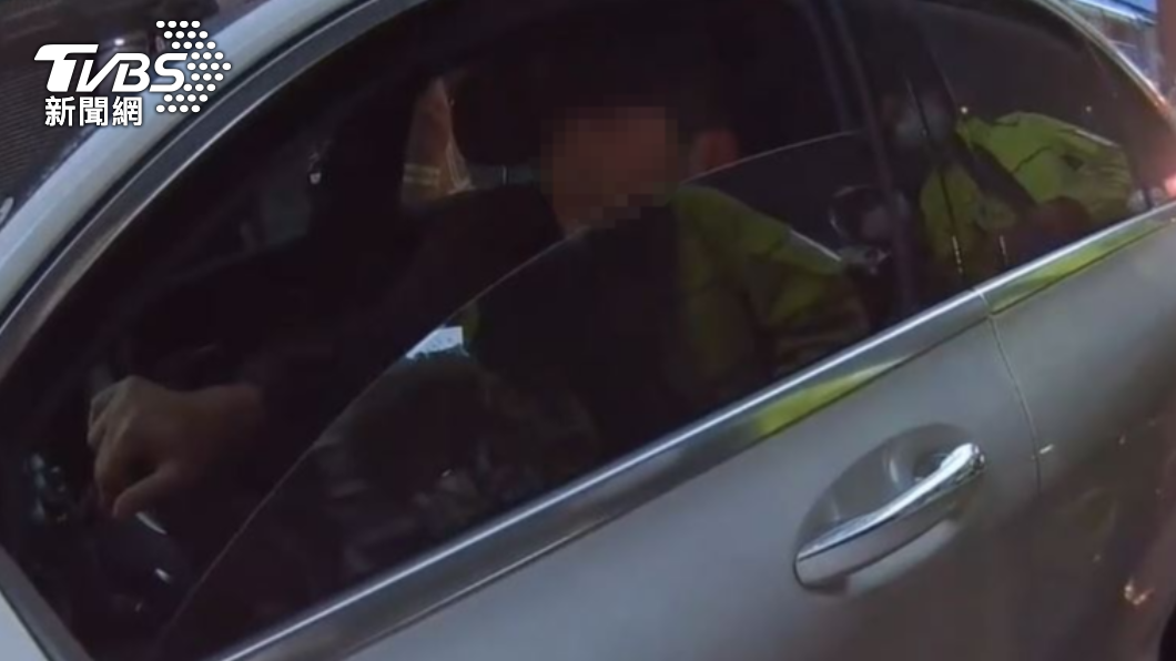 駕駛坐在車內睡著,一度阻礙交通。(圖/TVBS)