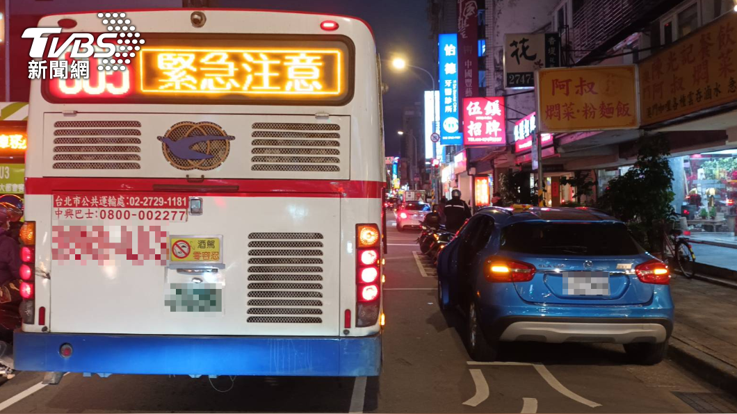賓士車駕駛違規。(圖/TVBS)