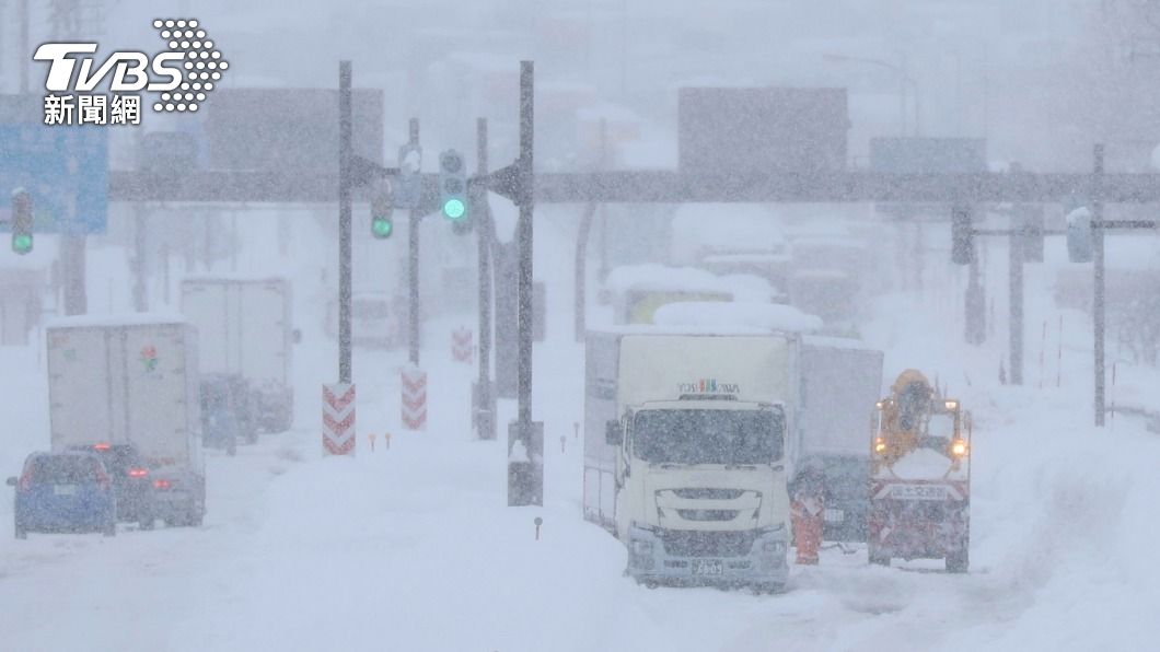 新潟近日下大雪導致交通大亂。(圖/達志影像美聯社)
