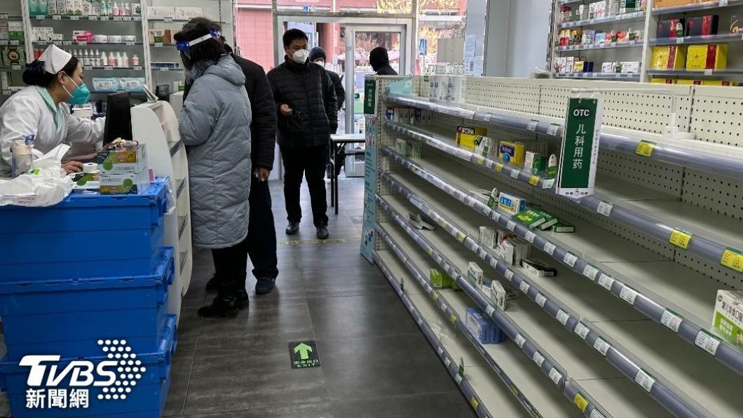 擔心疫情捲土重來,大陸多地掀起搶購成藥的熱潮。(圖/達志影像美聯社)
