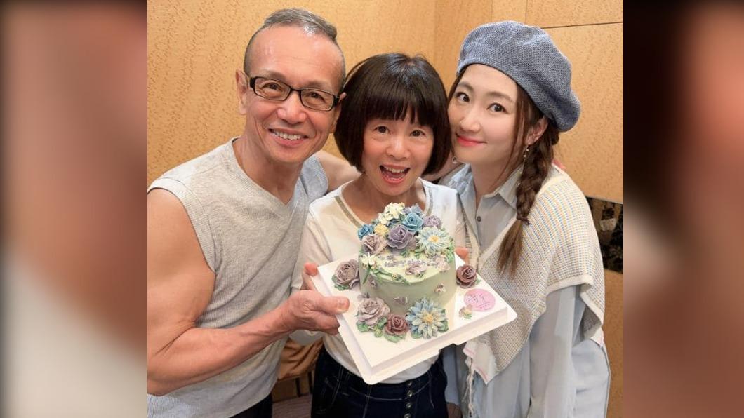 Selina媽媽顏值超逆齡　歡慶72歲生日竟激似少女
