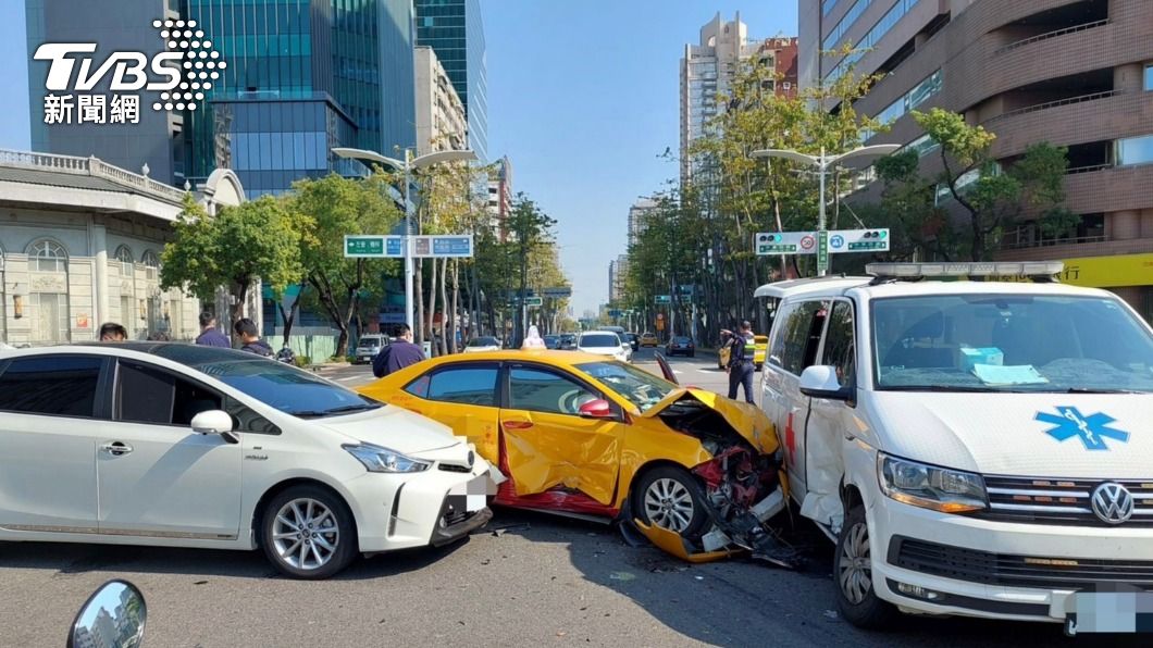 小黃疑未讓救護車!遭後車追撞成「夾心餅乾」 女運將掛彩
