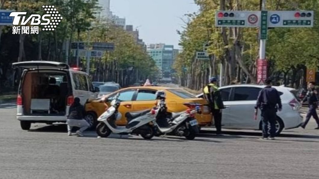 計程車駕駛受傷。(圖/TVBS)