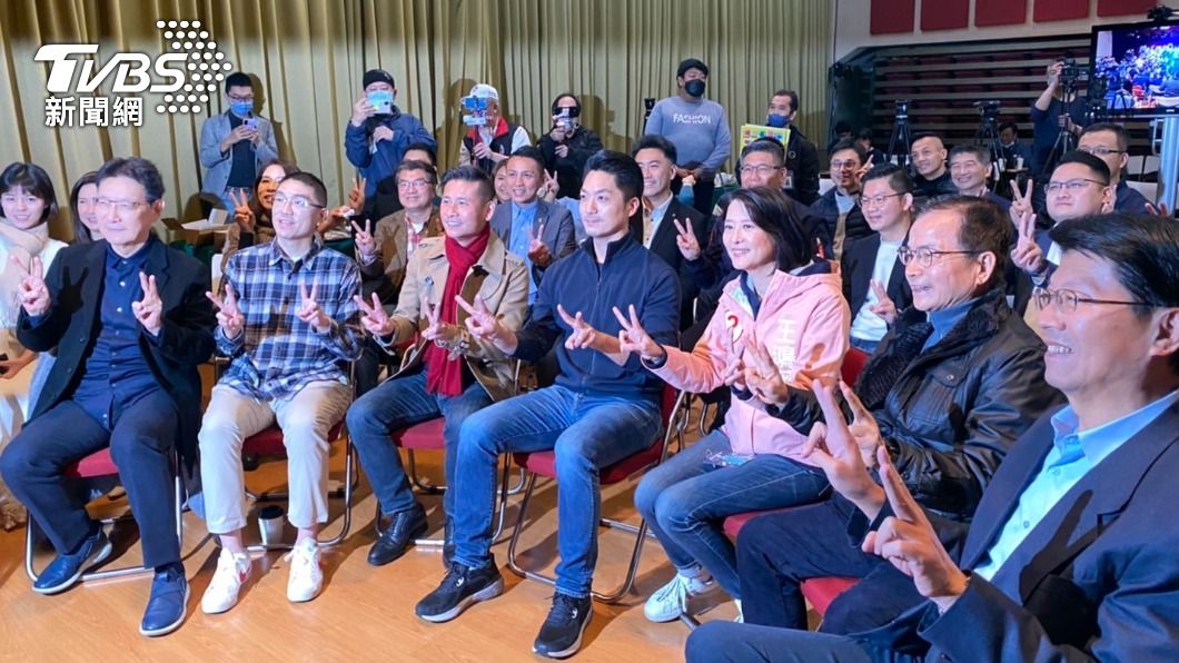 趙少康今舉辦「戰鬥藍感恩茶會」,蔣萬安、國民黨台北市第三選區立委參選人王鴻薇、台南市議員謝龍介、台北市議員徐巧芯等人出席。(圖/林至柔攝)