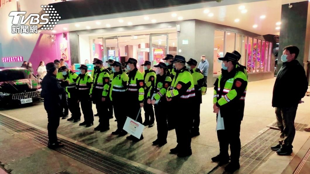林口警執行擴大臨檢結合清樓專案,強力掃蕩黑幫、詐團據點。(圖/TVBS)