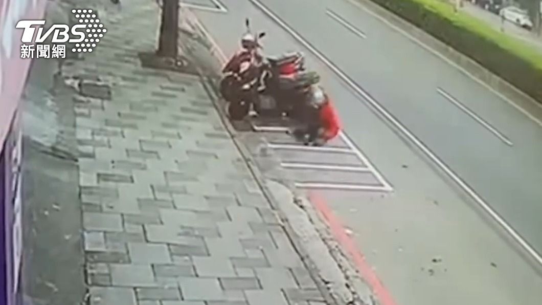 彭男不支倒地,經送醫搶救不治身亡。(圖/TVBS)