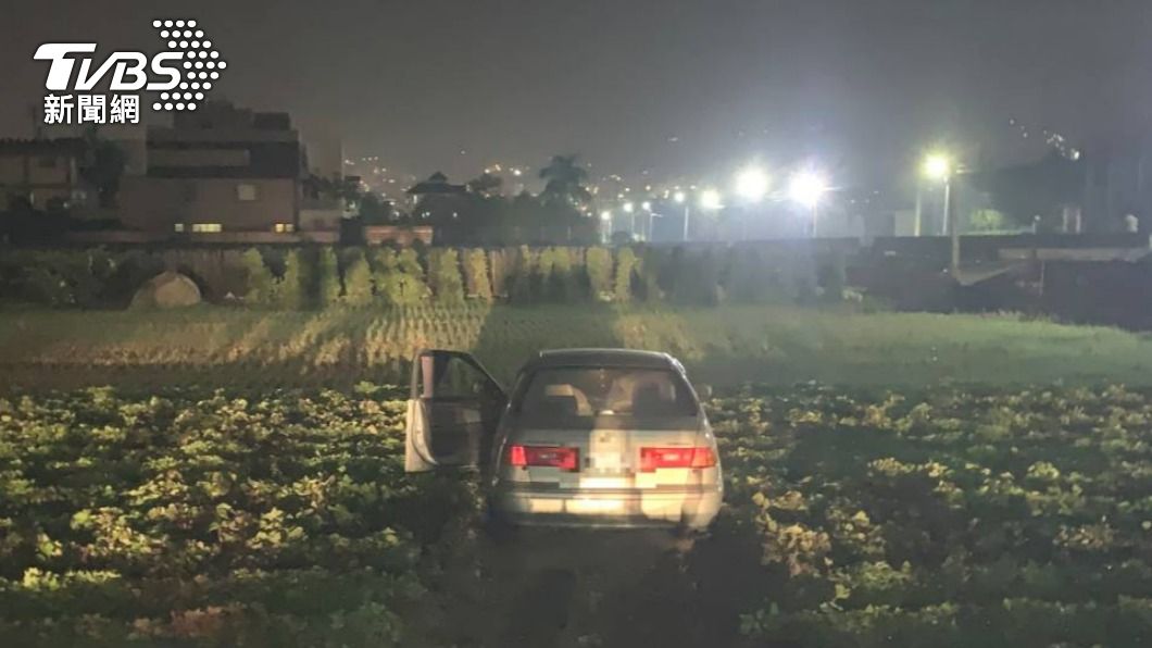 阿公出事了！76歲獨居翁開車撿眼鏡　撞斷號誌暴衝田裡