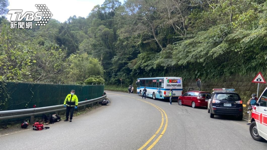 騎士北宜公路過彎自摔噴飛撞對向公車 幸命大僅骨折