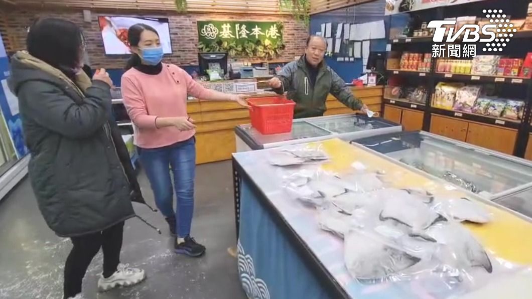 年節將近,已經湧入了搶購白鯧的人潮 (圖/TVBS)