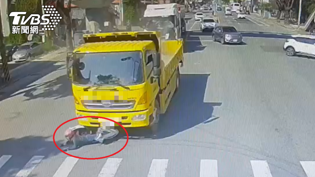 驚險瞬間!工程車煞不住鏟起機車 女騎士趴著被推行50米