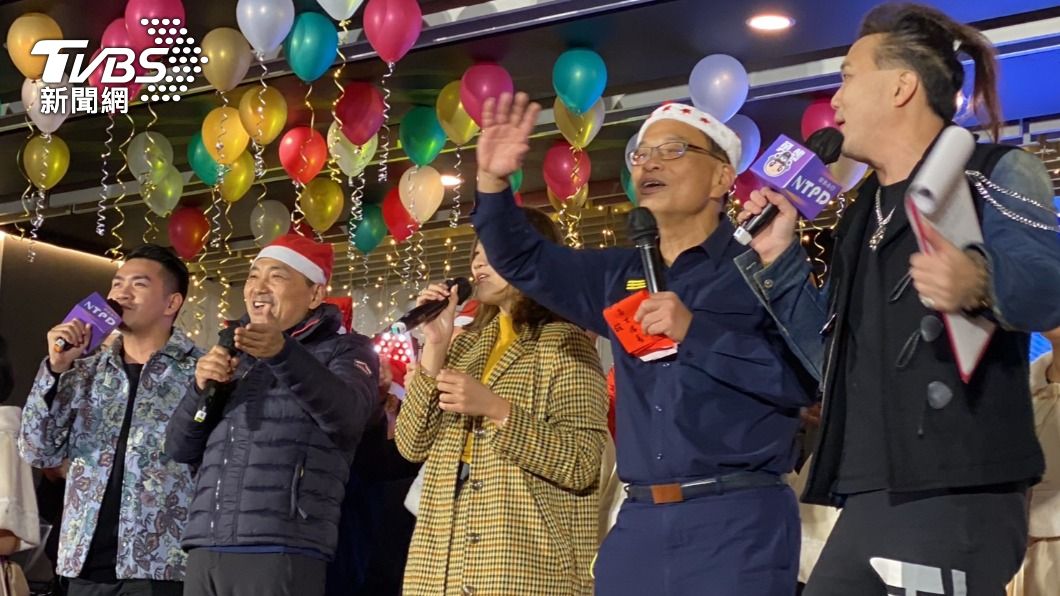 新北市長侯友宜和警界超偶一起,獻唱兩首歌曲。(圖/TVBS)