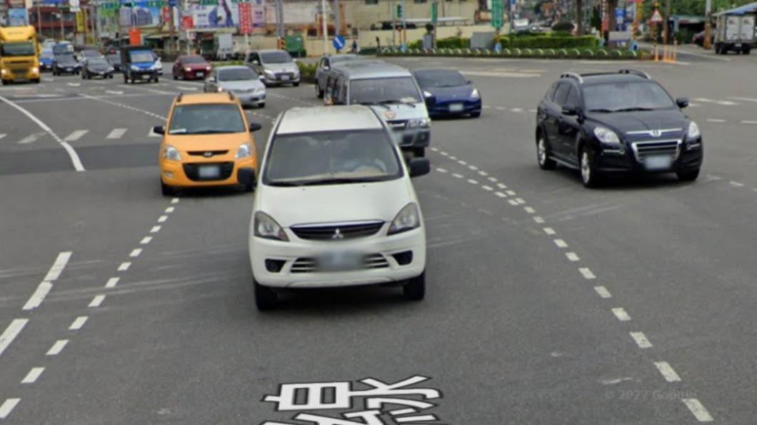 不打方向燈就任意變換車道相當危險。(圖/翻攝自Google)