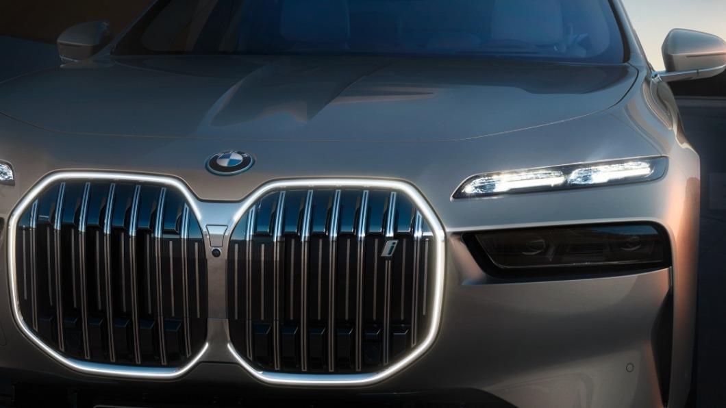 採用Swarovski水晶頭燈。（圖／翻攝自BMW官網）