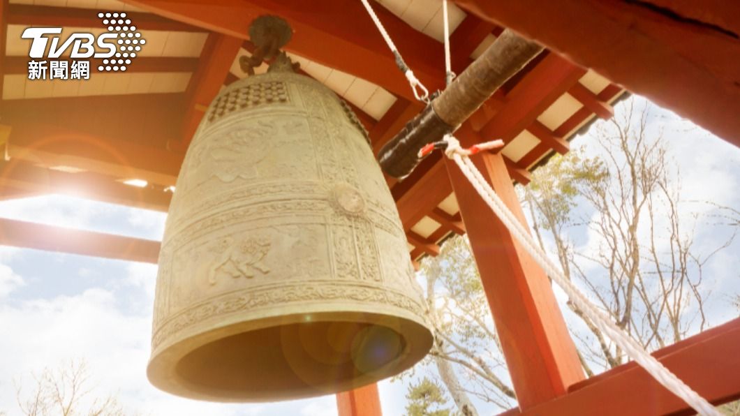 日本習俗中敲鐘108下可以揮別過去一年的煩惱。(示意圖,非當事人/shutterstock達志影像)