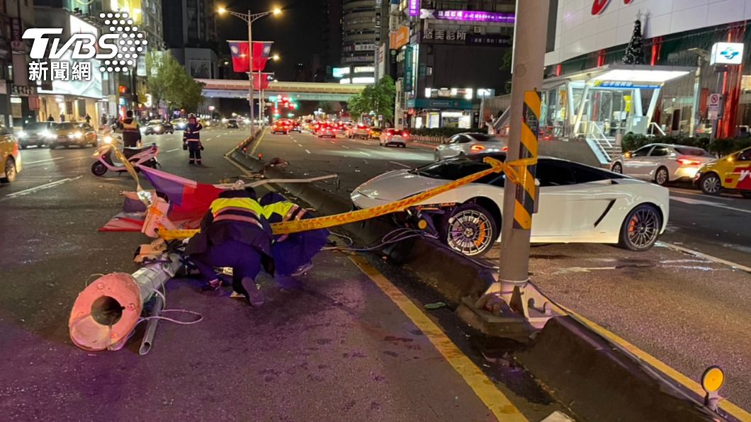 東區藍寶堅尼失控暴衝！撞欄燈桿衝對向　駕駛：閃車釀禍