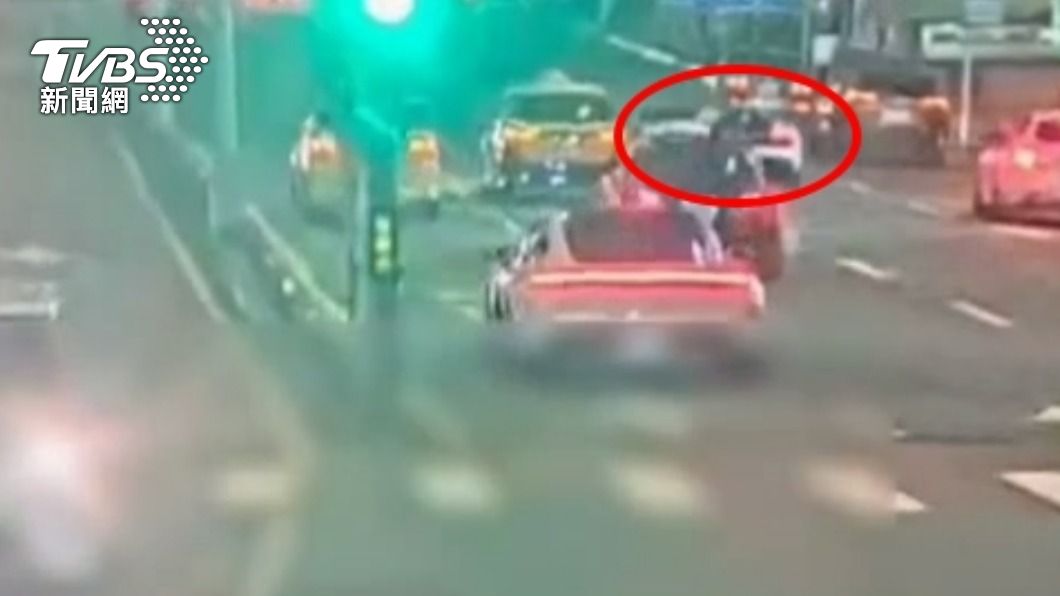 藍寶堅尼從第三車道往內爆衝。(圖/TVBS)