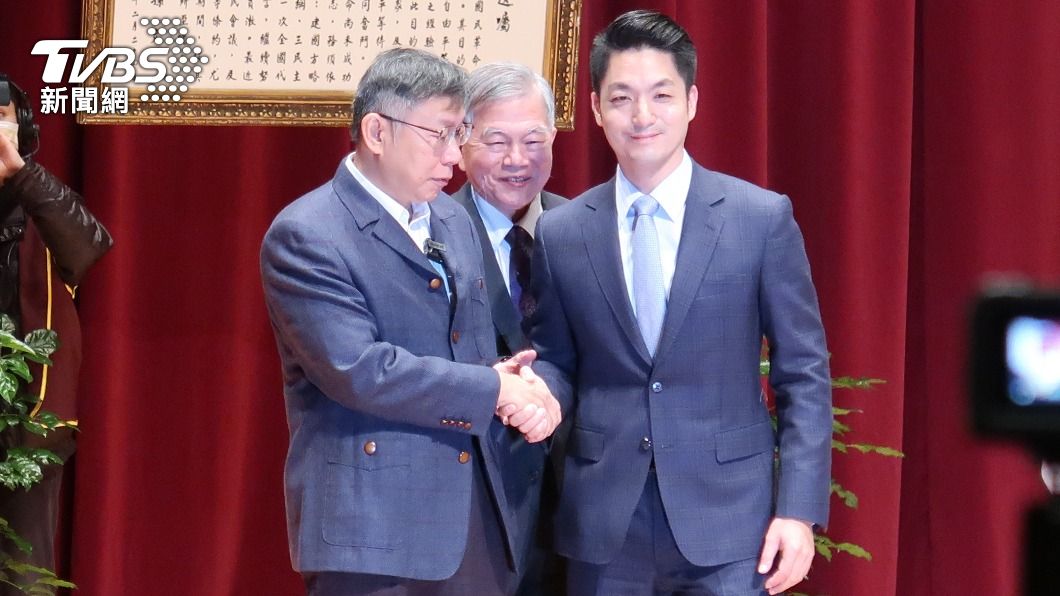 台北市政府今(25)日上午9時舉行交接典禮,在行政院副院長沈榮津監交下,現任台北市長柯文哲卸任,正式交接印信給新任市長蔣萬安。(圖/林至柔攝)