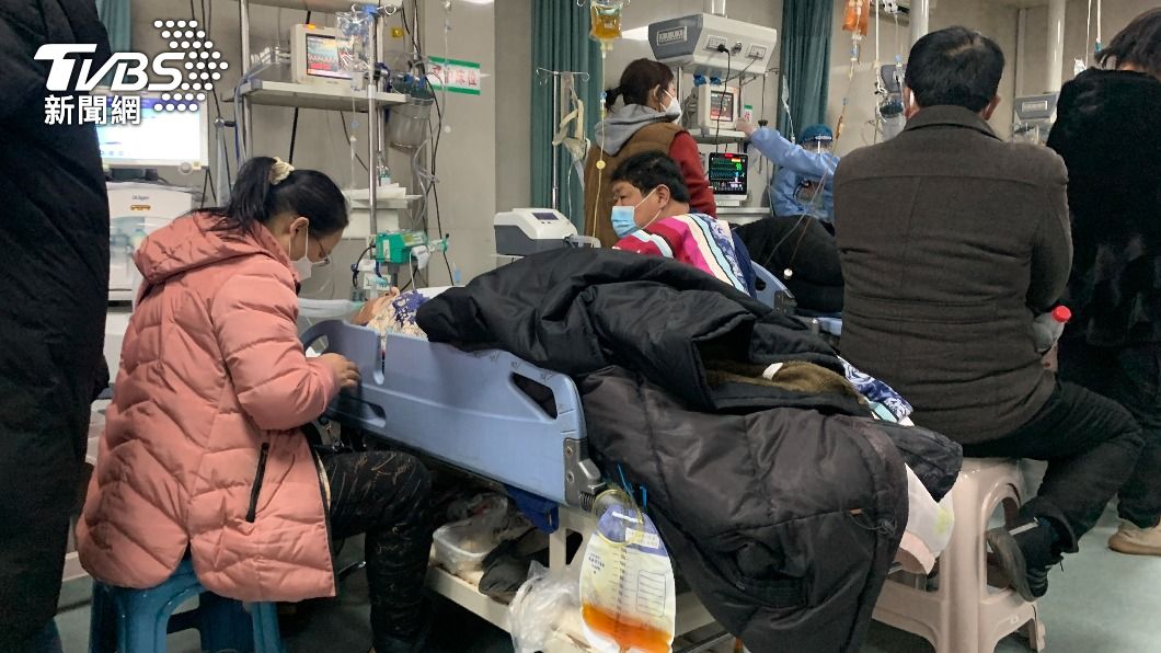 河北省醫院急診室人滿為患,家屬在病床旁等待。(圖/達志影像美聯社)
