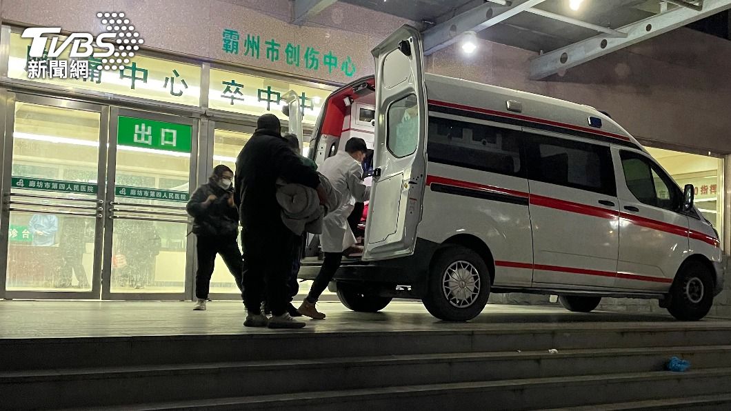 河北一輛救護車準備將重症患者轉移到其他醫院。(圖/達志影像美聯社)