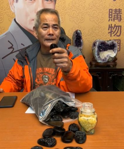王豪近年轉行當直播主。(圖/翻攝自王豪購物網臉書)