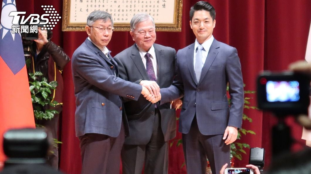 台北市政府今(25)日上午9時舉行交接典禮,在行政院副院長沈榮津監交下,現任台北市長柯文哲卸任,正式交接印信給新任市長蔣萬安。(圖/林至柔攝)
