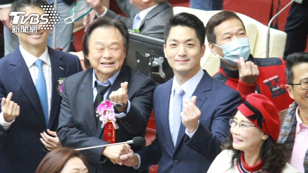 「蔣師」今沒準備禮物!王世堅蔣萬安相見歡 手比愛心合影