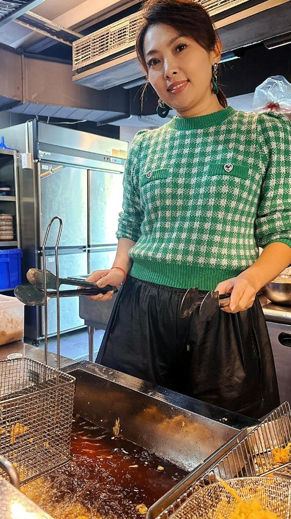唐儷會親自炸雞排做生意。（圖／豪記唱片提供）