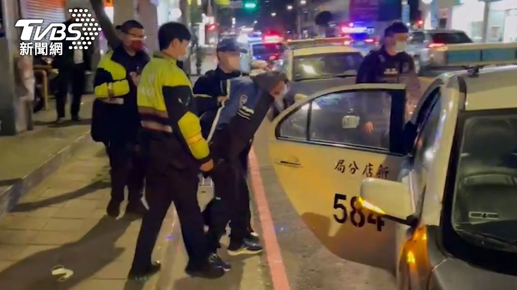 搶匪遭警方送辦。(圖/TVBS)