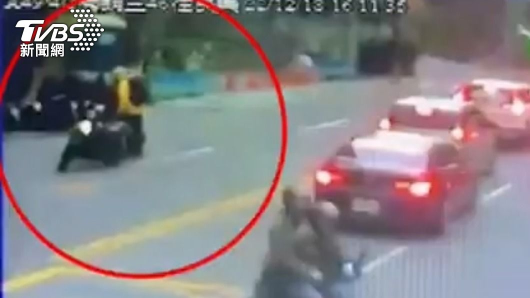 工作不順心情差！返家途中行車糾紛　莽男朝七旬翁怒揮拳