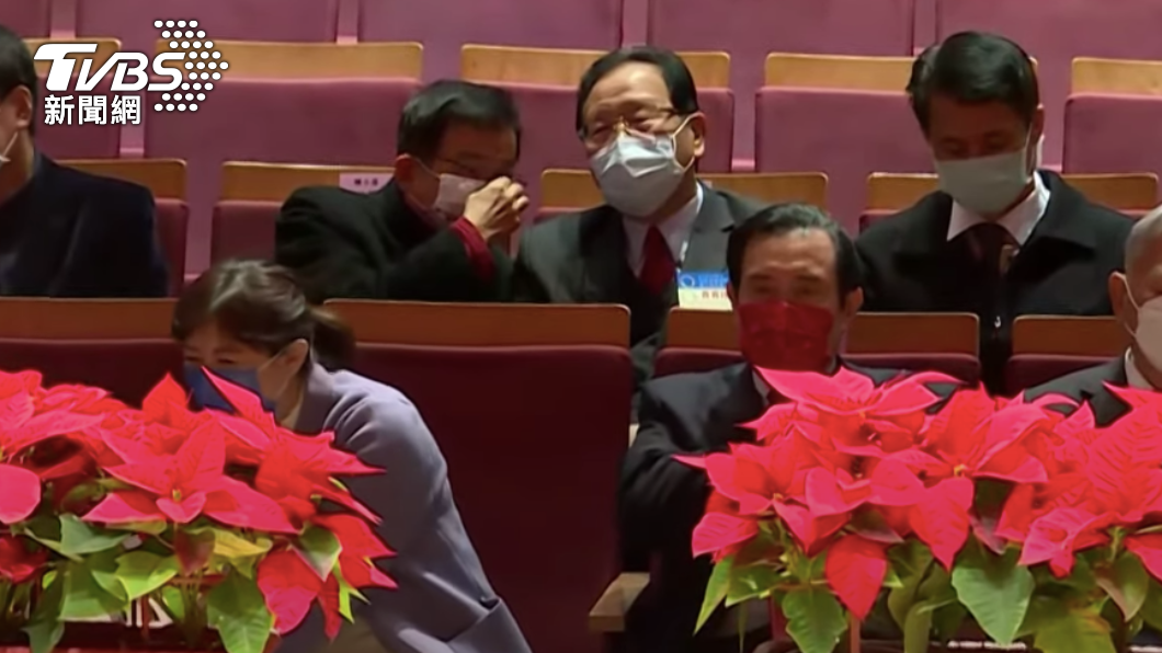 前總統馬英九受邀參加台北市長就職日暨交接典禮,位子坐在蔣萬安妻子石舫亘隔壁。(圖/TVBS)
