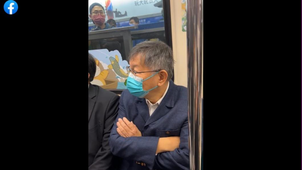 前台北市長柯文哲離開市府後,選擇搭捷運離開。(圖/翻攝柯文哲臉書)