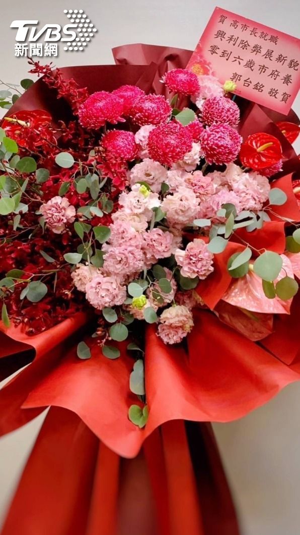 郭台銘祝賀花籃。(圖/高虹安團隊提供)