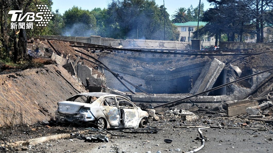 當時油罐車卡在這座陸橋,爆炸後橋面也被炸塌。(圖/達志影像美聯社)