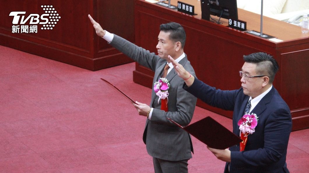 台北市議會新任議長戴錫欽、副議長葉林傳宣誓就職。(圖/方炳超攝)