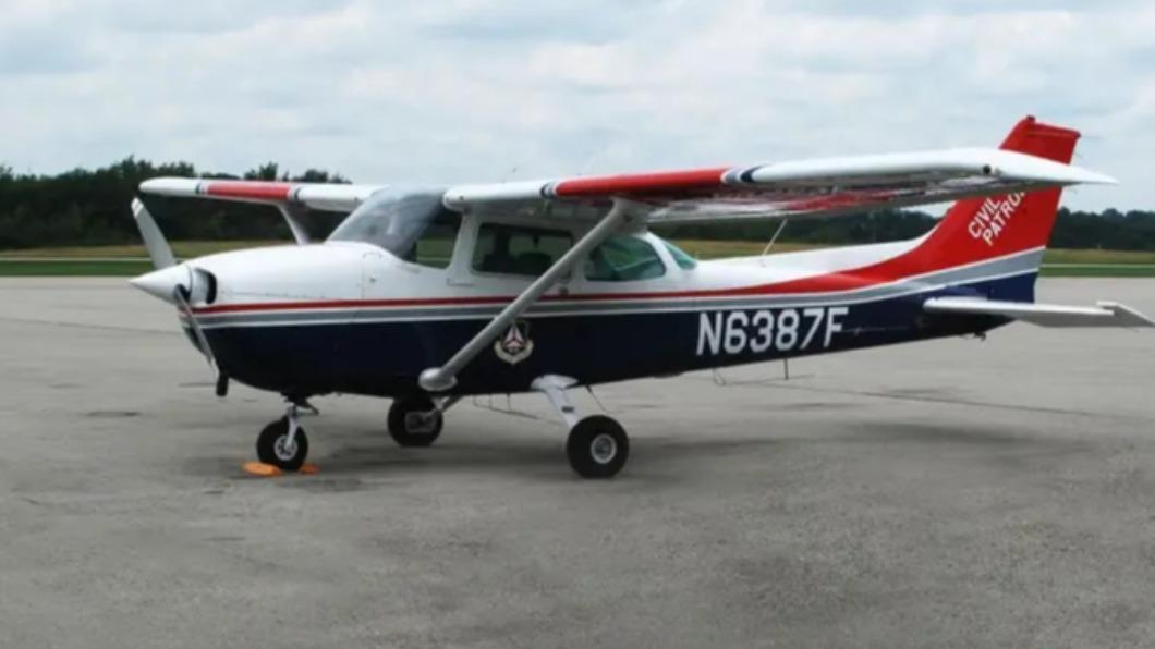 米蒂奇駕駛塞斯納172型天鷹(Cessna 172 Skyhawk)小飛機,花4小時32分鐘描繪出一顆耶誕樹。(圖/翻攝自《福斯新聞》)