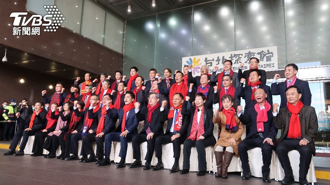 蔣萬安攜新台北市政府團隊亮相。(圖/林至柔攝)