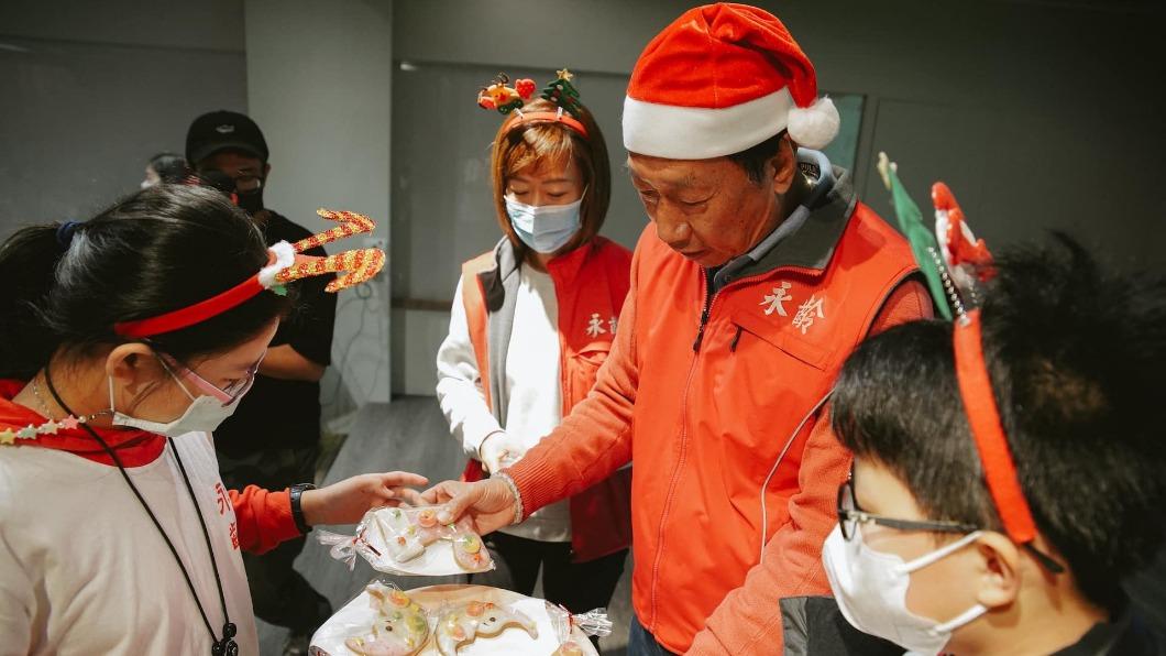 「聖誕老人」郭台銘送小朋友餅乾。（圖／翻攝自郭台銘臉書）
