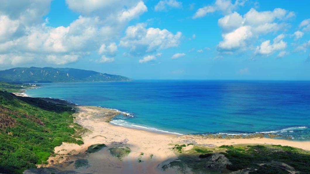 白沙灣附近的萬里桐海灘(Wanlitong Beach)是電影《少年派的奇幻漂流》(Life of Pi)取景地。(圖/翻攝自《CNN》)