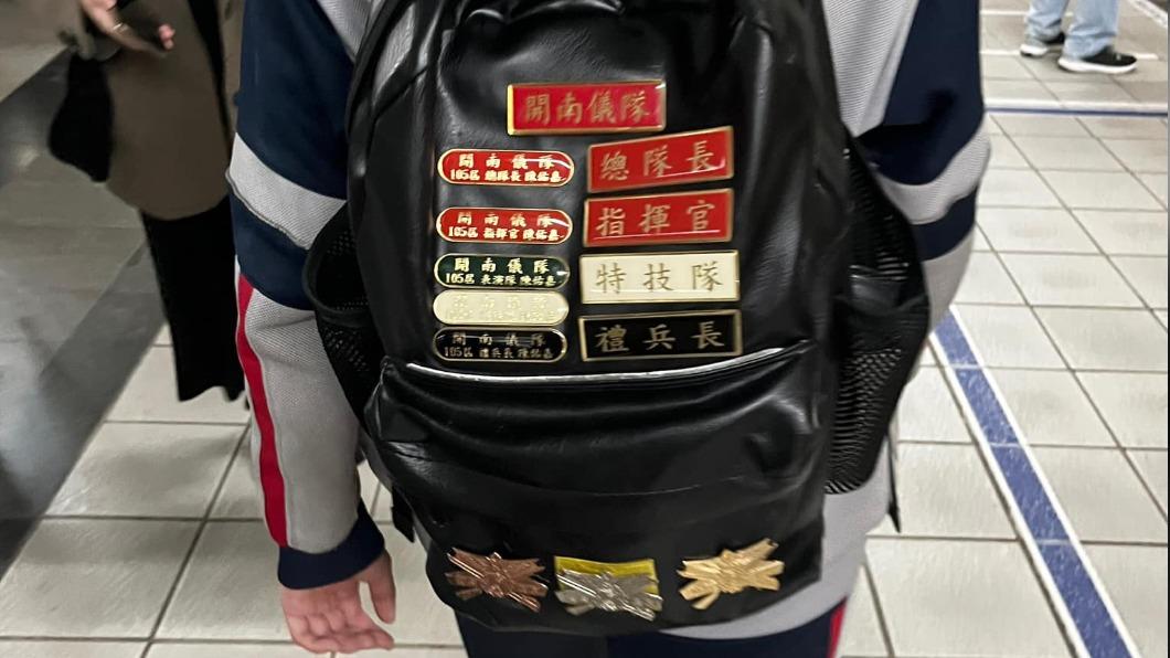 搭捷運驚遇「總隊長巡查」！2排勳章網看呆：走路有風