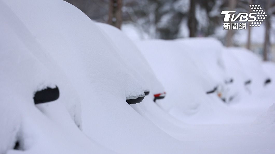北美洲各地出現強降雪,車輛都被大雪覆蓋住。(圖/達志影像路透社)