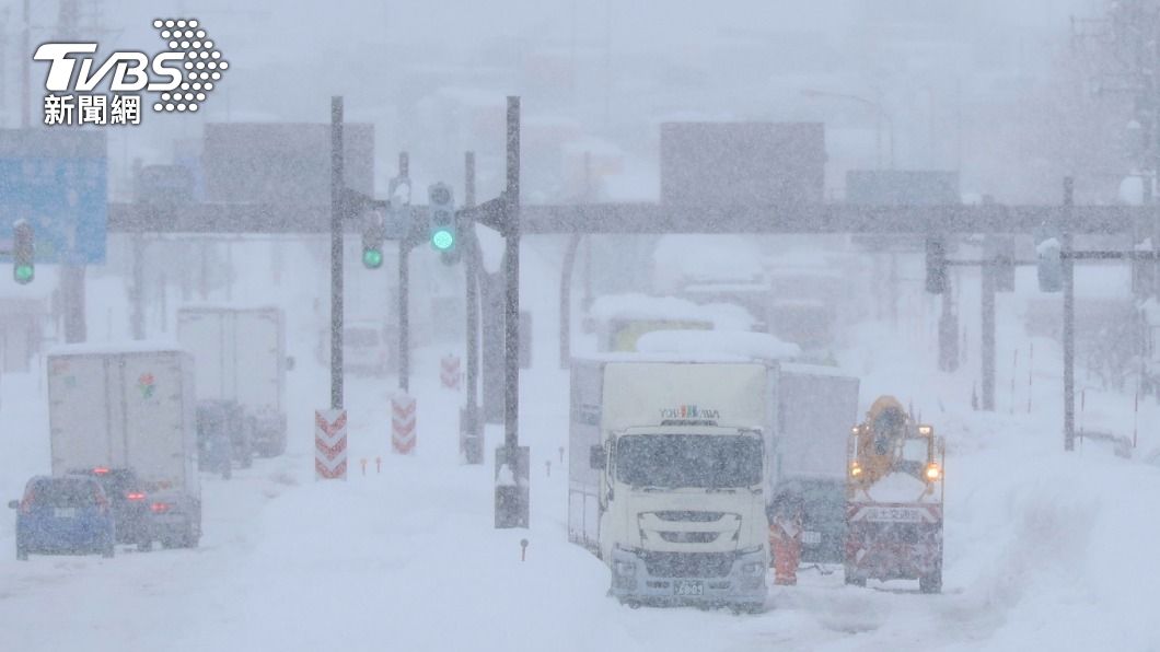 日本新潟縣因為強降雪,導致800多台車輛受困於大雪中。(圖/達志影像美聯社)