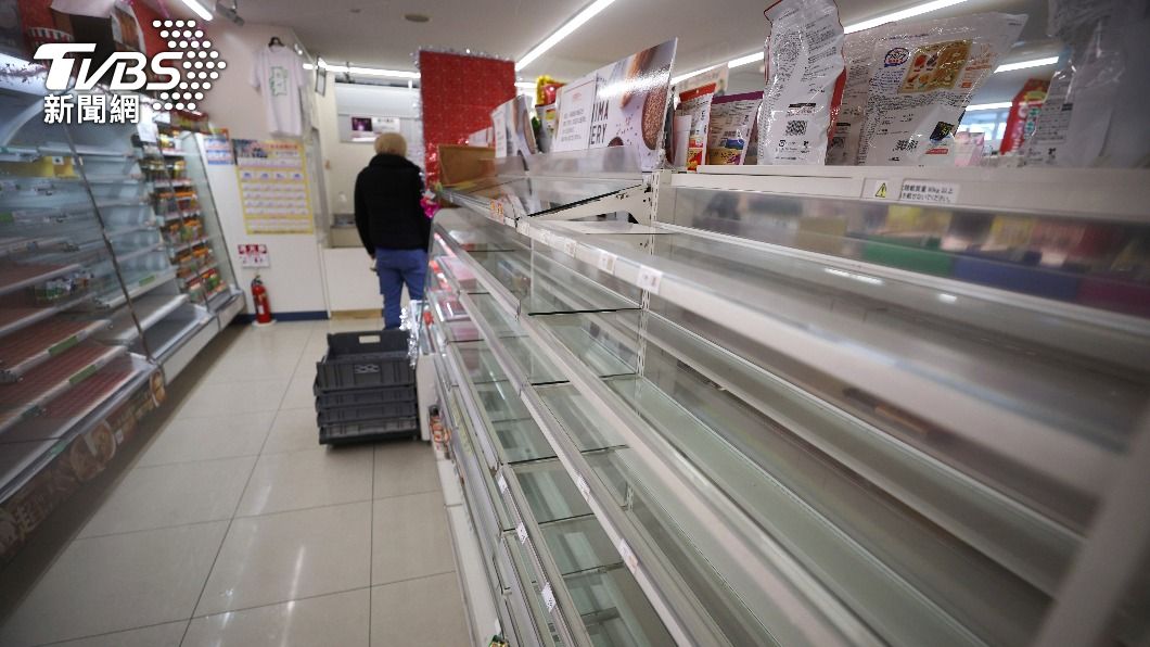 日本民眾為了囤糧,超商貨架上的食物被搶購一空。(圖/達志影像美聯社)