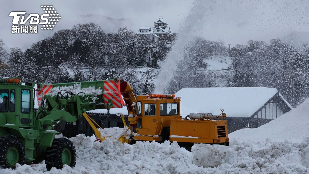 日本街頭上可見除雪機正在奮力開通道路。(圖/達志影像美聯社)