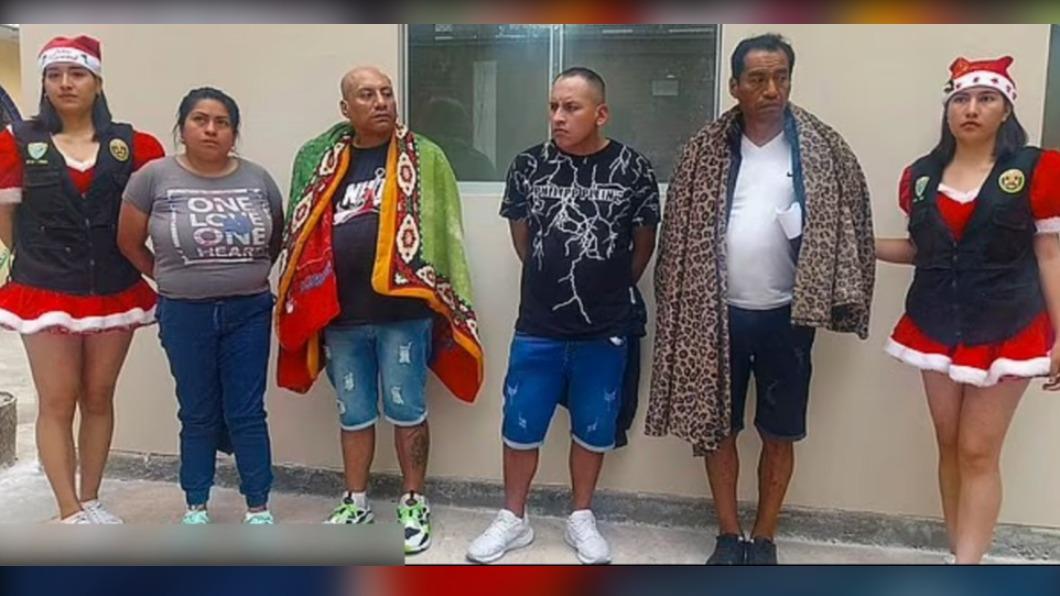 警方在首都利馬(Lima)蘇爾基約區(Surquillo)成功逮捕3男1女毒販。(圖/翻攝自《每日郵報》)