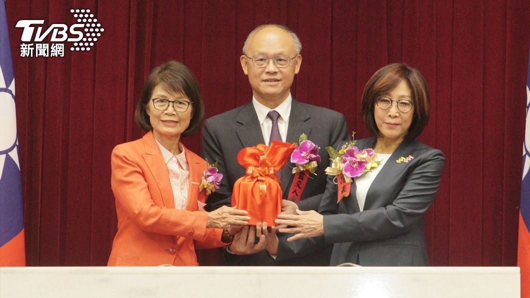 議長曾麗燕交接給康裕成。(圖/TVBS)