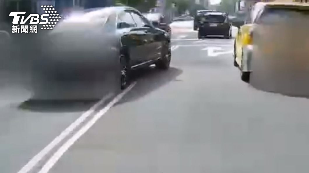 賓士車加速逃逸。（圖／TVBS）