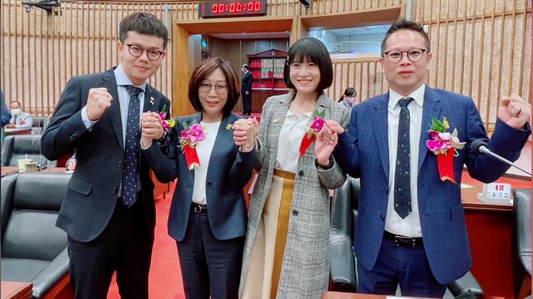 網友笑問:4年前是阿姨選嗎?(圖/翻攝自鄭孟洳臉書)