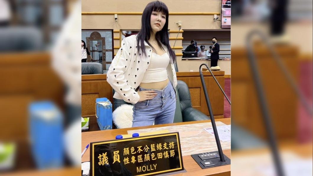 「Molly翎熹」議場霸氣JoJo立。(圖/翻攝自臉書 Molly翎熹)