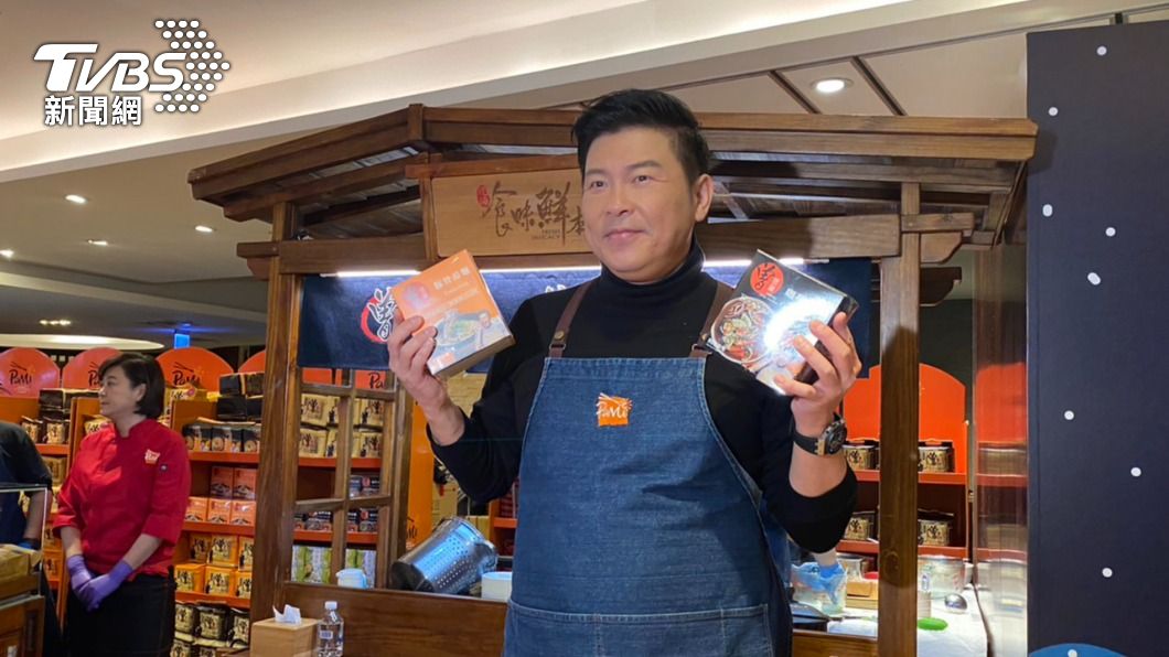 曾國城分享老婆買的耶誕禮物。(圖/林彥君攝)